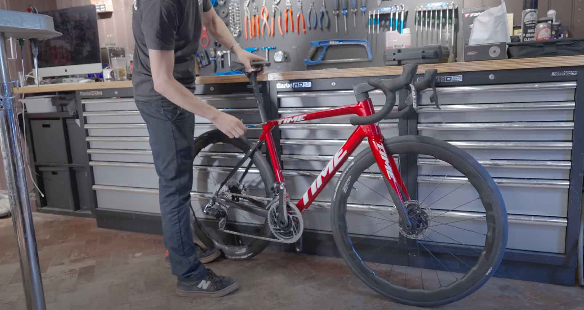 Build by @JimmidNicholls - Red Everything! TIME Alpe D'Huez with